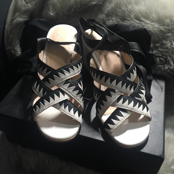 new PLV leather heel sandals - Picture 5 of 8